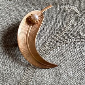 Elegant Gold Leaf Brooch with Pearl Accent